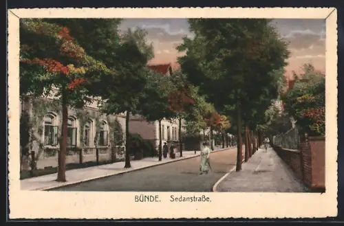 AK Bünde, Sedanstrasse mit Passanten