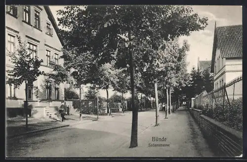 AK Bünde, Sedanstrasse mit Postboten