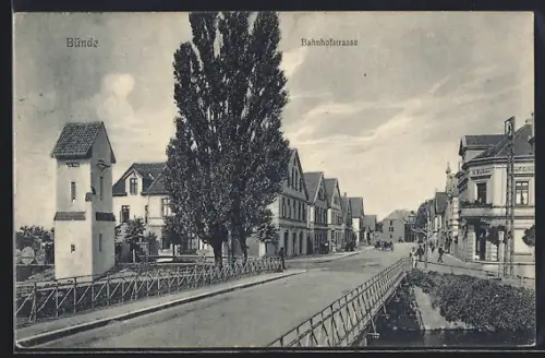 AK Bünde, Bahnhofstrasse mit Passanten