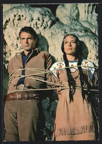 AK Filmszene aus Karl Mays Winnetou, Karin Dor und Mario Girotti