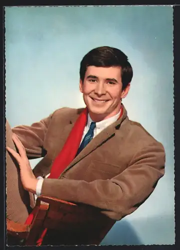 AK Schauspieler Anthony Perkins sitzt auf einem Stuhl