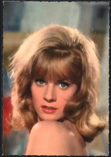 AK Musikerin Heidi Brühl über ihre Schulter schauend