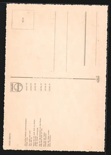 AK Musikerin Heidi Brühl über ihre Schulter schauend