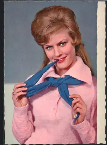 AK Musikerin Heidi Brühl mit Halstuch spielend porträtiert