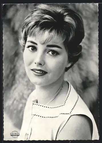 AK Schauspielerin Ingeborg Schöner aus dem Film Heimat-Deine Lieder in kurzärmeligen Kleid mit Kette