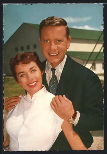 AK Schauspieler Marianne Koch und Dieter Borsche in einer vertrauten Pose