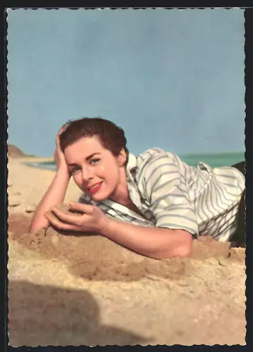 AK Schauspielerin Marianne Koch im Sand am Strand liegend