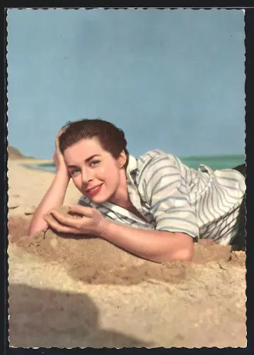 AK Schauspielerin Marianne Koch im Sand am Strand liegend