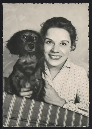 AK Schauspielerin Gertrud Kückelmann mit ihrem Dackel