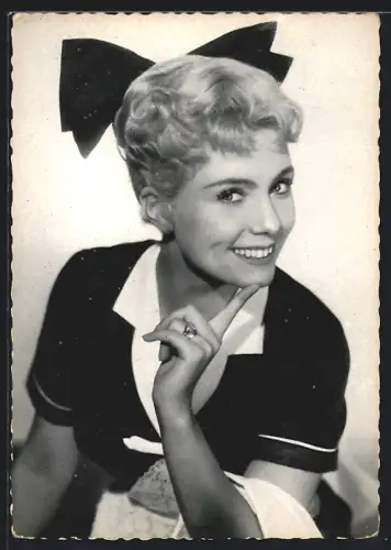 AK Schauspielerin Gardy Granass in Kelnerin-Uniform