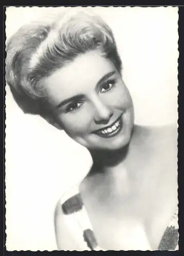 AK Schauspielerin Gardy Granass lächelt glücklich