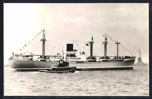 AK M.S. Mississippi Lloyd mit Schlepper an der Küste New Yorks, Handelsschiff
