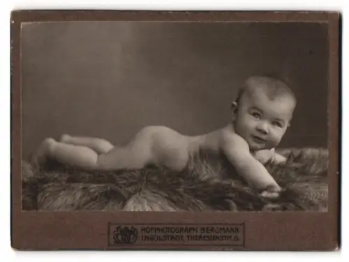 Fotografie Hofphotograph Bergmann, Ingolstadt, Theresienstr. 8, Porträt eines lächelnden Babys