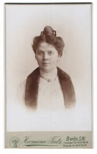 Fotografie Hermann Tietz, Berlin, Leipziger Strasse 46, Porträt einer jungen Frau
