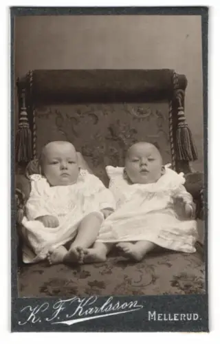 Fotografie K. F. Karlsson, Mellerud, Zwei Kleinkinder auf einem Sessel