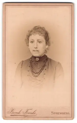Fotografie Bernhard Franke, Spremberg, Porträt einer Dame mit Halskette