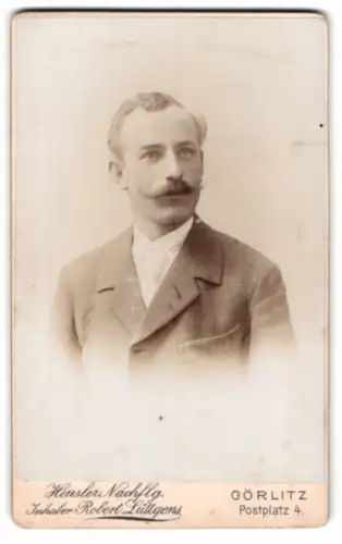 Fotografie Heusler Nachfolger, Görlitz, Postplatz 4, Porträt eines eleganten Herrn