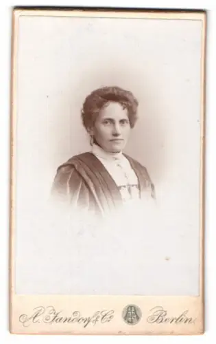 Fotografie A. Jandorf & Co., Berlin, S. Cottbusserdamm 1-2, Porträt einer Frau