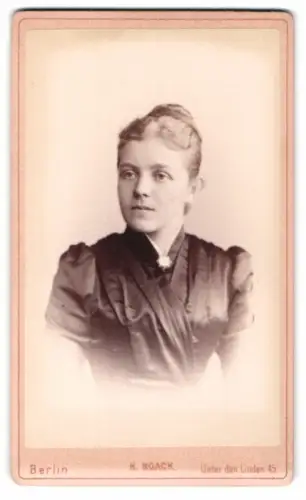 Fotografie H. Noack, Berlin, Unter den Linden 45, Porträt einer Dame