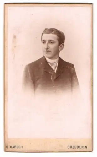 Fotografie G. Karsch, Dresden-N., Gr. Meissnerstr. 17, Porträt eines jungen Mannes
