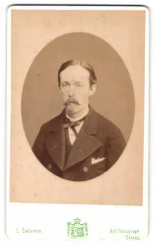 Fotografie L. Salomon, Dessau, Eleganter Herr mit markantem Schnurrbart
