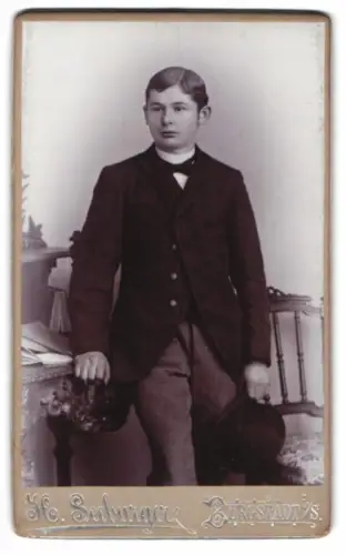 Fotografie H. Seeburger, Burgstädt, Junge im Anzug mit Melone