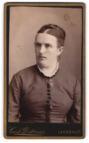 Fotografie Carl Dittmar, Landshut, zwischen den Brücken, Porträt einer Frau mit hochgestecktem Haar