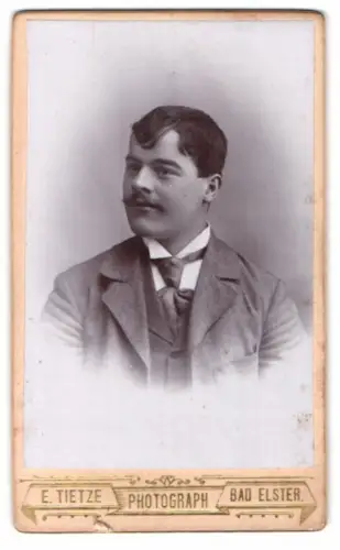 Fotografie E. Tietze, Bad Elster, Porträt eines Mannes in Anzug
