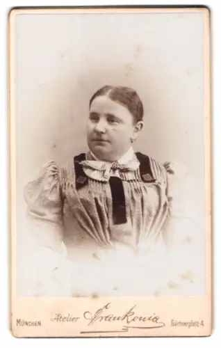 Fotografie Atelier Frankonia, München, Gärtnerplatz 4, Porträt einer Frau in eleganter Kleidung