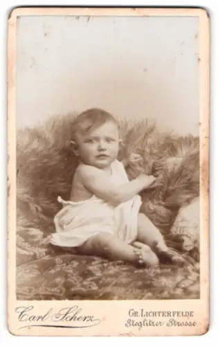 Fotografie Carl Scherz, Gr. Lichterfelde, Steglitzer Strasse, Porträt eines Kleinkinds