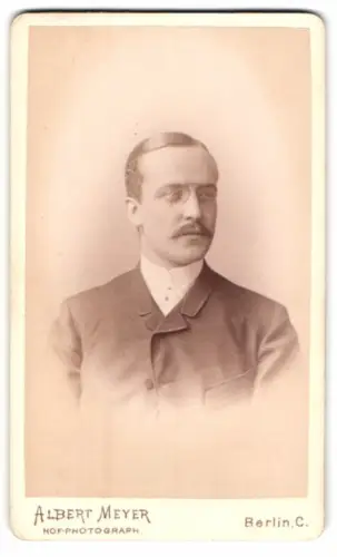 Fotografie Albert Meyer, Berlin, Alexanderstrasse 45, Porträt eines Herren
