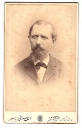 Fotografie Atelier Person, Lahr, Schillerstr. 21, Porträt eines Mannes