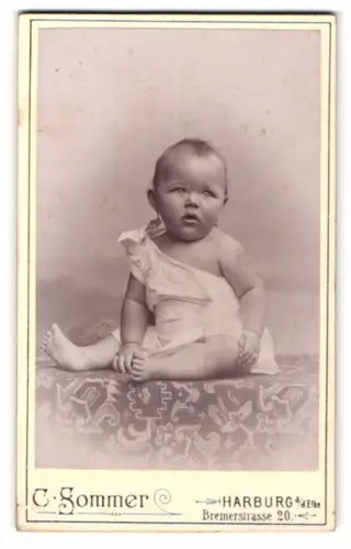 Fotografie C. Sommer, Harburg, Bremerstrasse 20, Kleinkind im Tuch