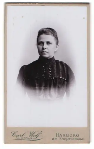 Fotografie Carl Wolf, Harburg, am Kriegerdenkmal, Porträt einer Frau