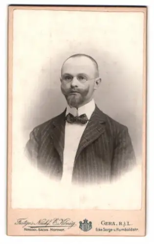 Fotografie Festge`s Nachf. Ernst König, Gera, Porträt eines Herren mit Brille