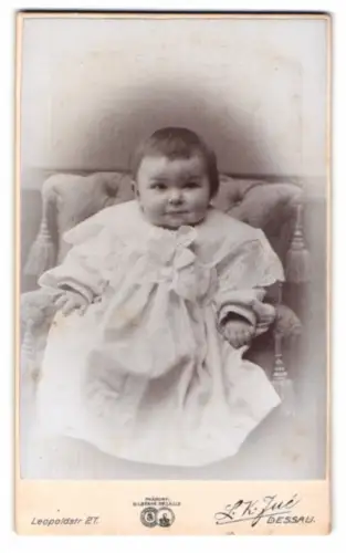 Fotografie L. K. Jue, Dessau, Leopoldstr. 27, Porträt eines Kleinkinds
