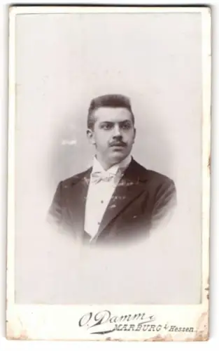 Fotografie O. Damm, Marburg, Augustinergasse, Porträt eines eleganten Herren