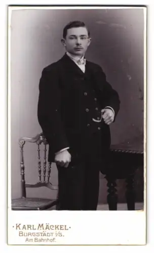 Fotografie Karl Mäckel, Burgstädt, Am Bahnhof, Eleganter Herr im Anzug