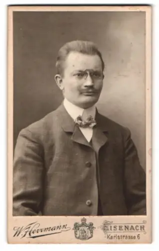 Fotografie W. Herrmann, Eisenach, Karlstrasse 6, Porträt eines Herren mit Brille
