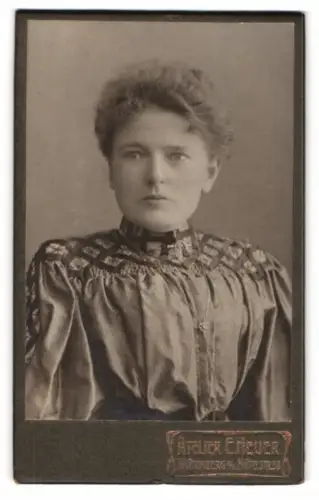 Fotografie Arthur E. Heuer, Wittenberg, Mittelstrasse 58, Porträt einer Frau