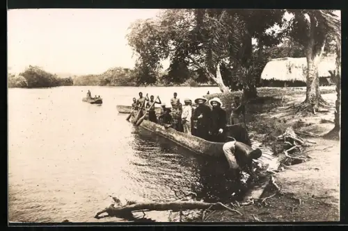 Fotografie Ern. Thill, Bruxelles, christliche Missionare in Kasai (Kongo) mit Einheimischen im Einbaum / Dugout