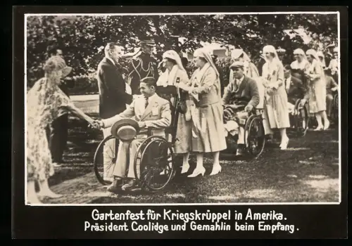 Fotografie Amerikanischer Präsidnet Calvin Coolidge und Gemahlin empfangen Kriegskrüppel zum Gartenfest