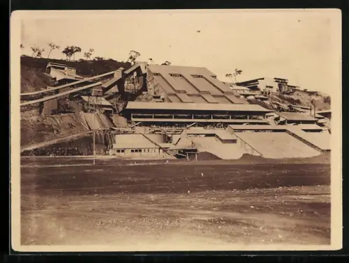 Fotografie Ansicht Panda (Kongo), Blick auf das Bergwerk, Bergbau Anlage