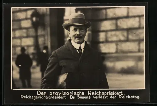 Fotografie Dr. Simon, der provisorischer Reichspräsident verlässt den Reichstag