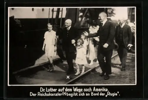 Fotografie Reichskanzler Dr. Luther mit Kindern begibt sich an Bord der Rugia auf Fahrt nach Amerika