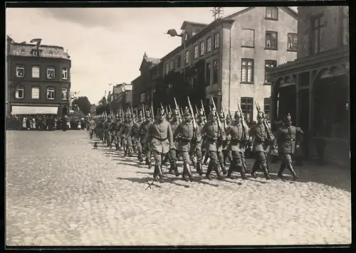 Fotografie Ansicht Ratzeburg, Soldaten in Uniform marschieren durch den Ort, 1916