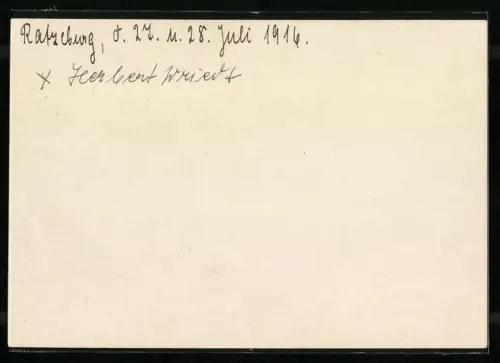 Fotografie Ansicht Ratzeburg, Soldaten in Uniform marschieren durch den Ort, 1916