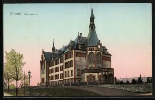 Goldfenster-AK Einbeck, Gymnasium mit leuchtenden Fenstern
