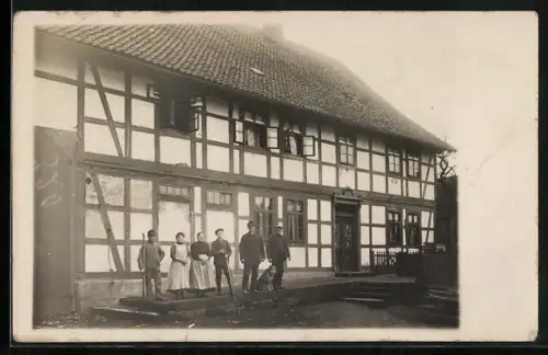 Foto-AK Edesheim /Northeim, Fachwerkhaus mit Menschen und Hund