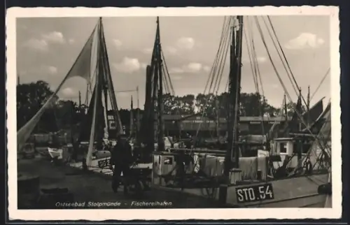 AK Stolpmünde, Fischreihafen, Fischkutter am Kai
